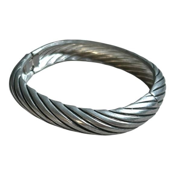 Twisted Lines Textured Oval Shape Satin Finish Darker Silver Tone Hinge Bangle - Picture 4 of 6